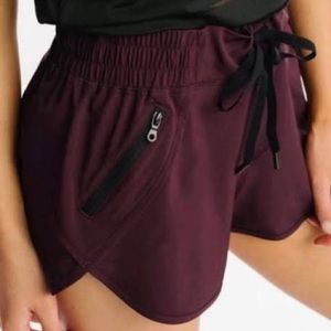 [Zyia] Fierce Shorts with Zipper Pockets